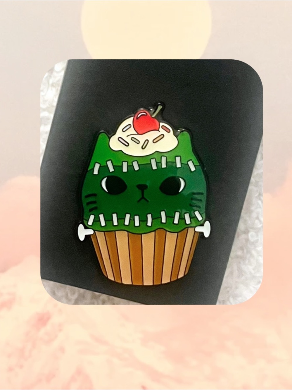 🎉Hot Topic exclusive Horror Cats Cupcakes Enamel Pin